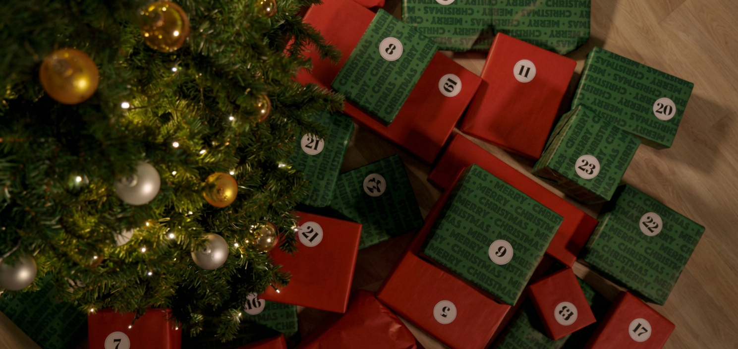 Numrerade julklappar vid en julgran
